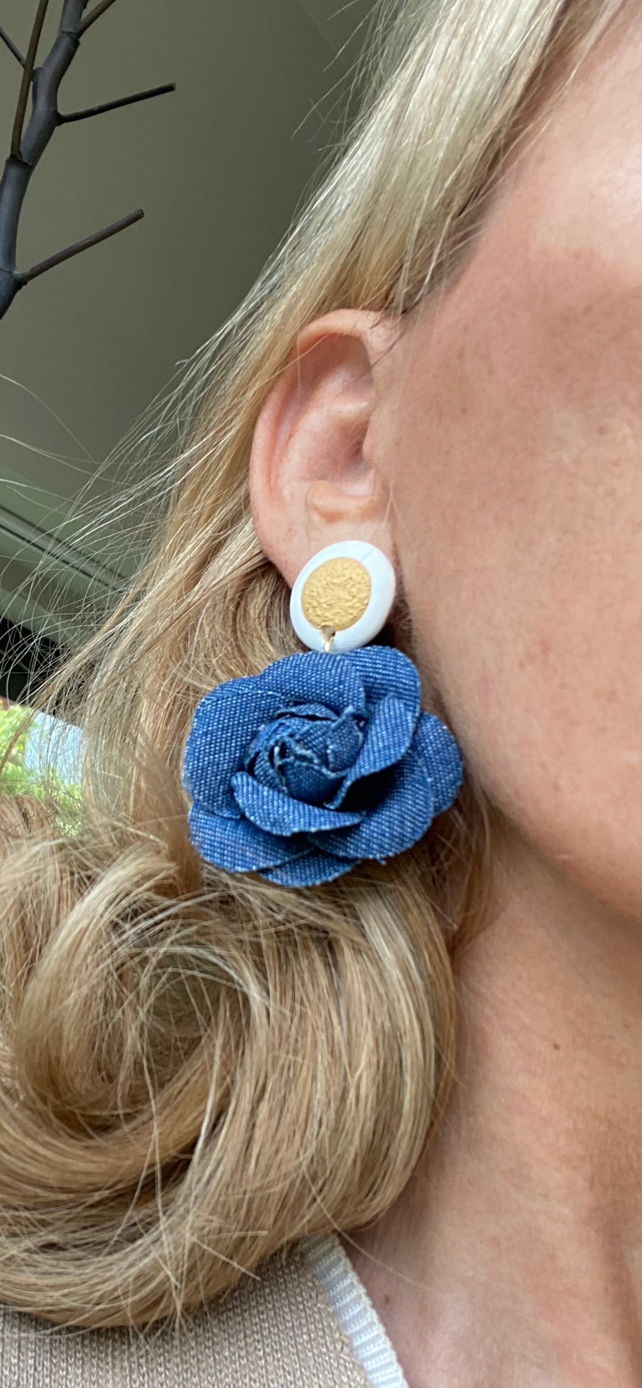 Oorbellen porselein met gouden decoratie en jeansbloem